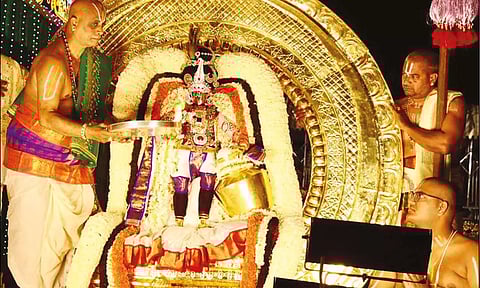 ஸ்ரீதேவி, பூதேவி, மலையப்பசாமிக்கு சிறப்பு திருமஞ்சனம், அலங்காரம்