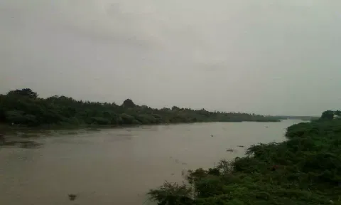 வேகவதி ஆற்றில் தூர்வாரும் பணி தொடங்கியது- பாலங்களை உடைக்காமல் நிரந்தர தீர்வு காண பொதுமக்கள் வலியுறுத்தல்