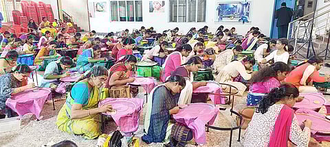 உலக சாதனை நிகழ்ச்சியில் கலந்து கொண்ட பெண்களை படத்தில் காணலாம்.
