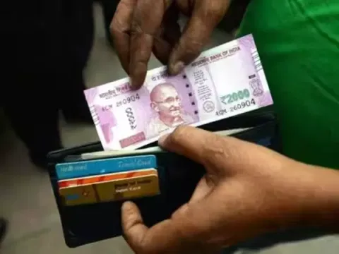 தவறவிட்ட மணி பர்ஸ் உரிய நபரிடம் ஒப்படைத்த எஸ்.ஐ.