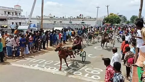 இலக்கை அடைய சீறி பாய்ந்த குதிரைகள்