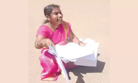 நாகர்கோவிலில் கலெக்டர் அலுவலகத்தில் தரையில் அமர்ந்து பெண் தர்ணா