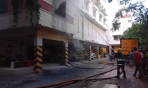 சென்னை தி.நகரில் பிரபல ஜவுளிக்கடை குடோனில் தீ விபத்து - துணிகள் எரிந்து நாசம்