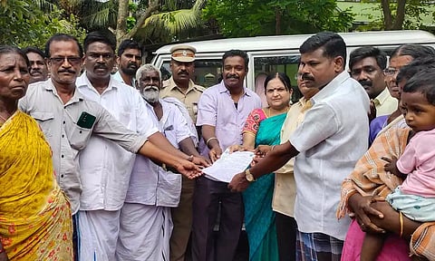 பனையடிக்குப்பம் கிராமத்தில் ஆழ்துளை கிணறு அமைக்க எதிர்ப்பு தெரிவித்து பொதுமக்கள் அதிகாரிகளிடம் மனு கொடுத்த காட்சி.