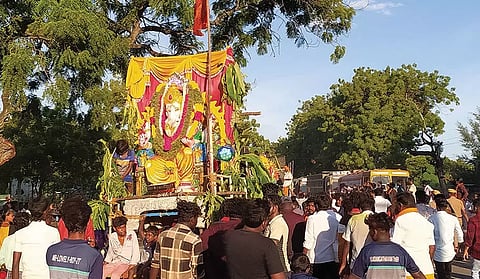 விநாயகர் சிலைகள் ஊர்வலமாக கொண்டு வரப்பட்ட காட்சி.