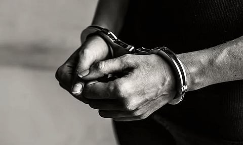 அனுமதியின்றி மது விற்ற முதியவர் கைது