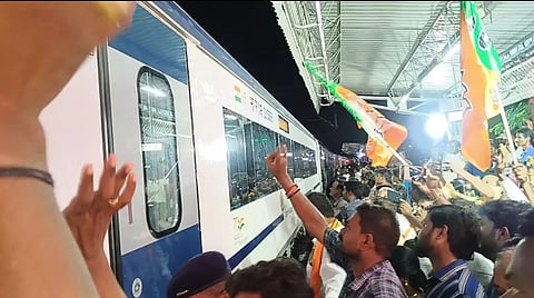 திண்டிவனம் வந்த வந்தே பாரத் ரெயிலை பா.ஜ.க.வினர் வரவேற்ற காட்சி.