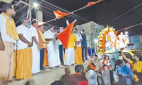 ஊர்வலத்தை பா. ஜனதா கட்சியின் மாநில பொதுச்செயலாளர் கருப்பு முருகானந்தம் தொடங்கினார்.