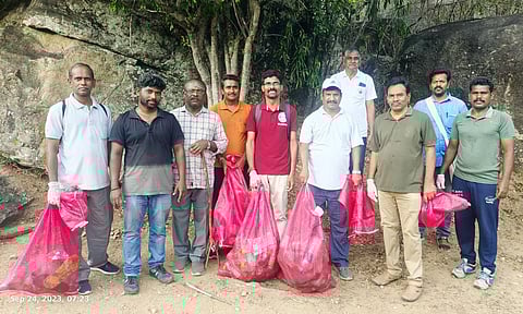 மக்கள் வீசி சென்ற பிளாஸ்டிக் பைகள் மற்றும் பாட்டில்களை அகற்றும் பணியில் ஈடுபட்டவர்களின் காட்சி.