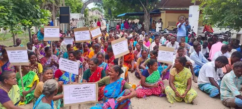 அரசு ஆரம்ப சுகாதார நிலையத்தை முற்றுகையிட்டு போராட்டத்தில் ஈடுபட்டுள்ள பொதுமக்களை படத்தில் காணலாம்.