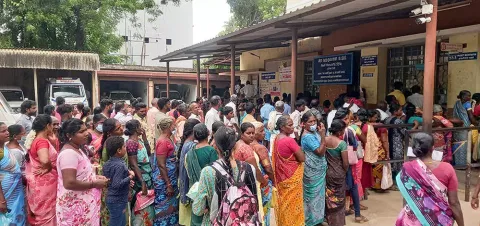 கடலூர் அரசு மருத்துவமனையில் பதிவு செய்ய நோயாளிகள் நீண்ட வரிசையில் நிற்பதை படத்தில் காணலாம்.