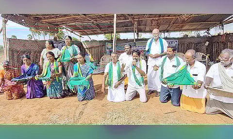 போராட்டத்தில் ஈடுபட்ட விவசாயிகளின் காட்சி.&nbsp;