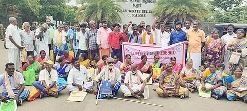 கடலூர் கலெக்டர் அலுவலகம் முன்பு மாற்றுத்திறனாளிகள் புது வாழ்வு நல சங்கம் சார்பில் ஆர்ப்பாட்டம் நடைபெற்ற போது எடுத்த படம்.