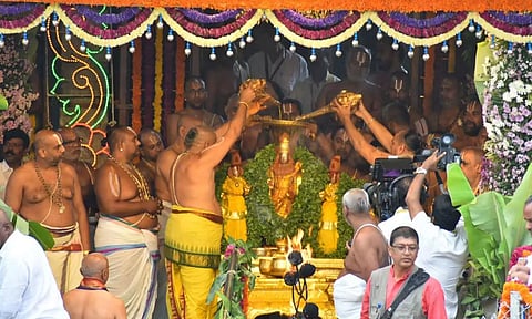 உற்சவ மூர்த்திகளுக்கு சந்தன பொடிகள் மூலம் தீர்த்தவாரி நடந்தது.