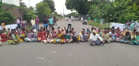 துறையூர் அருகே 100 நாள் வேலையில் சம்பளம் வழங்காததை கண்டித்து பொதுமக்கள் சாலை மறியல்