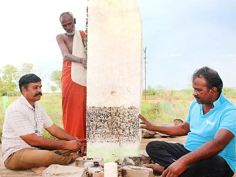 750 ஆண்டுகள் பழமையான துலாக்கல் கல்வெட்டை தொல்லியல் ஆய்வு நிறுவனத்தார் பார்வையிட்ட காட்சி.