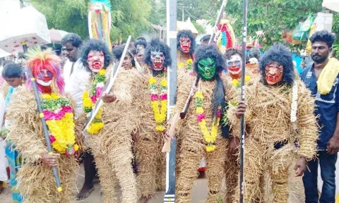 ஆண்கள் உடலில் வைக்கோல் சுற்றி நேர்த்திக் கடன்
