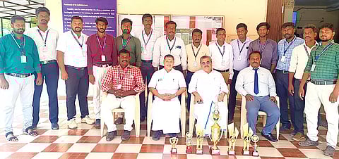 கிரிக்கெட் போட்டியில் வெற்றி பெற்ற கல்லூரி அணியினருடன் நிர்வாகத்தினர் உள்ளனர்.