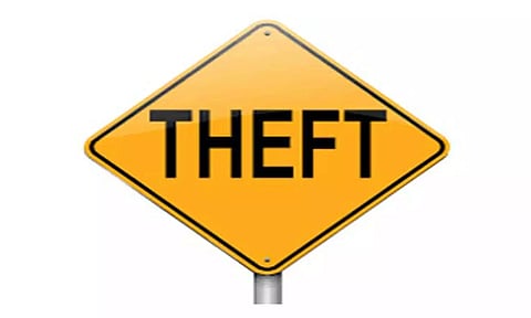 கோவையில் கார் நிறுவன மேலாளரிடம் 4 பவுன் செயின் பறிப்பு