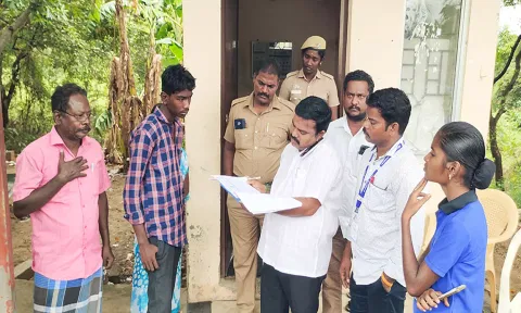 பெட்ரோல் கேனுடன் வந்த வாலிபரிடம் தாசில்தார் மனுவை பெற்றுக்கொண்ட காட்சி.