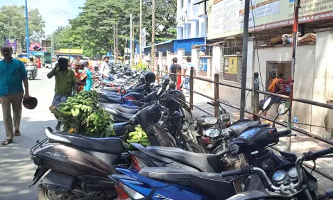 கோவையில் அரசு ஆஸ்பத்திரி முன்பு தாறுமாறாக நிறுத்தப்படும் மோட்டார் சைக்கிள்கள்