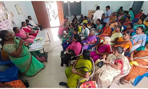 கூட்டத்தில்  விதவை,  கணவ ரால் கைவிடப்பட்ட வர்களுக்கு உதவித் ெதாகையை ரூ.5 ஆயிரமாக உயர்த்தி வழங்க வேண்டும்.