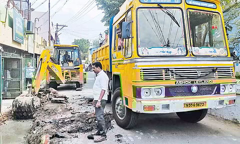 கழிவுநீர் கால்வாய் சீரமைக்கும் பணி நடந்தது.
