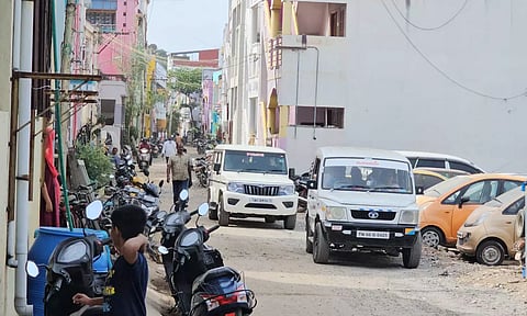 கைதான 2 பேரை என்.ஐ.ஏ அதிகாரிகள் விசாரணைக்காக காரில் அழைத்து வந்த காட்சி.