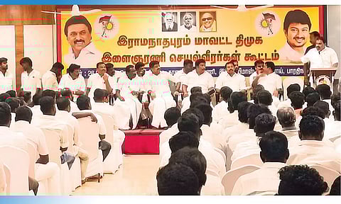 &nbsp;தி.மு.க இளைஞரணி செயல்வீரர்கள் கூட்டத்தில் அமைச்சர் ராஜகண்ணப்பன் பேசிய போது எடுத்த படம்.