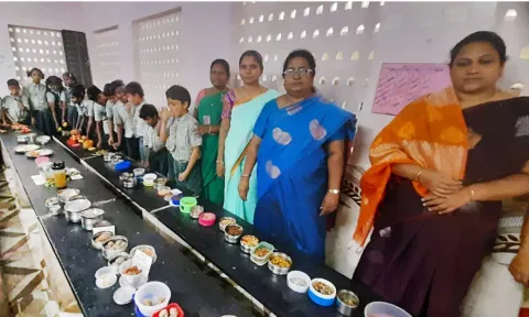 மாநகராட்சி தொடக்கப் பள்ளியில் பாரம்பரிய உணவு திருவிழா நடைபெற்ற போது எடுத்த படம்.