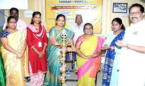 மதுரை மாவட்ட தொழில் மைய உதவி பொது மேலாளர் ஜெயா குத்து விளக்கேற்றி தொடங்கி வைத்தபோது எடுத்த படம். அருகில் பெட்கிராட் நிர்வாக இயக்குனர் சுப்புராமன் உள்ளார்.