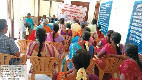 வீரணாம்பாளையம் கிராமத்தில் உழவர் பயிற்சி நிலைய கிராம அடிப்படைப் பயிற்சி முகாம் நடைபெற்ற போது எடுத்த படம்.