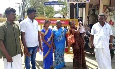 கலெக்டர் அலுவலகத்தில் மனு அளித்த வார்டு உறுப்பினர்கள்.