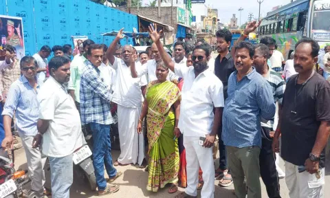 கடலூர் மஞ்சக்குப்பத்தில் நெடுஞ்சாலைத் துறைக்கு சொந்தமான இடத்தில் இருந்த கடையை இடிக்க வந்த மாநகராட்சி அதிகாரியை தி.மு.க. கவுன்சிலர்கள் முற்றுகையிட்டு வாக்குவாதத்தில் ஈடுபட்ட போது எடுத்தபடம்.