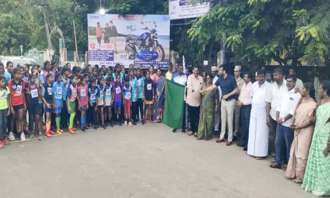 மினி மாரத்தான் போட்டியை கலெக்டர் அருண் தம்புராஜ் கொடியசைத்து தொடங்கி வைத்தார்.