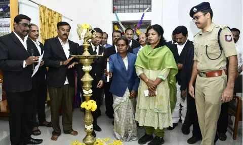 தேனி மாவட்ட நீதிமன்ற வளாகத்தில் அமைக்கப்பட்டுள்ள போக்சோ சிறப்பு நீதிமன்றத்தை மாவட்ட அமர்வு நீதிபதி அறிவொளி திறந்து வைத்தார்.