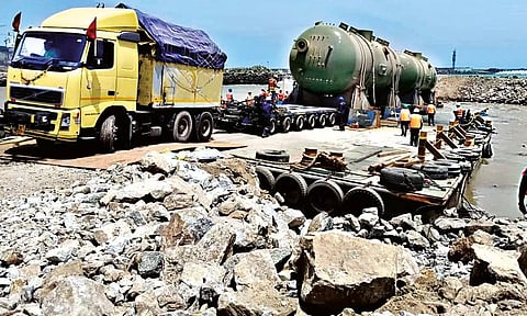 மிதவை கப்பலில் இருந்து மீட்கப்பட்ட நீராவி ஜெனரேட்டரை அதிநவீன ஹைட்ராலிக் வசதியுடன் கூடிய லாரி மூலம் கரைக்கு கொண்டு வந்ததை காணலாம்.
