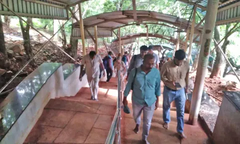 அலிபிரி நடப்பாதையில் தொழில் நுட்ப வல்லுனர்கள் குழு ஆய்வு செய்த காட்சி.