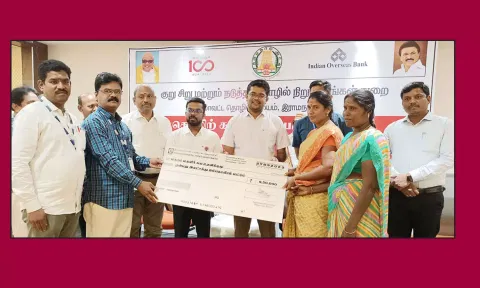 பயனாளிகளுக்கு வங்கிக்கடன் உதவிகளை கலெக்டர் விஷ்ணுசந்திரன் வழங்கினார்.