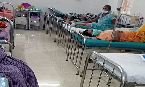 காரைக்கால்  அரசு ஆஸ்பத்திரி வார்டுக்குள் கழிவு நீர் புகுந்தது:நோயாளிகள் அவதி