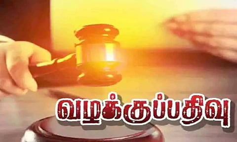 அரசு பள்ளியில் தலைமை ஆசிரியை மீது தாக்குதல்- வேதியியல் ஆசிரியை மீது வழக்கு