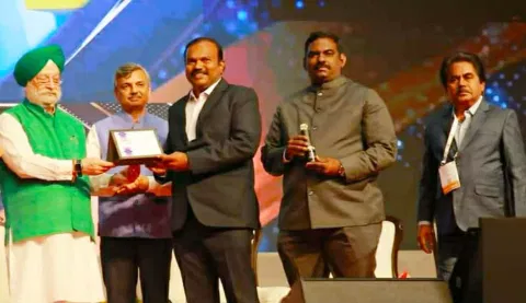 தூத்துக்குடி மாநகராட்சிக்கான தேசிய விருதை மத்திய மந்திரி ஹர்திப் சிங் பூரியிடம் இருந்து பெற்று கொண்ட மேயர் ஜெகன் பெரியசாமி.