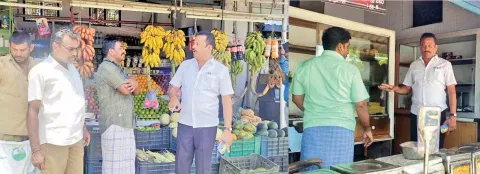 கல்லிடைக்குறிச்சி பகுதிகளில் அதிகாரிகள் சோதனை நடத்திய போது எடுத்த படம்.