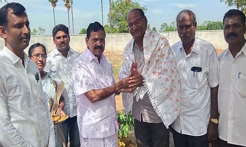 என்ஜினீயர்க்கு , விகாஸ் வித்யாலயா பள்ளி தாளாளர்&nbsp; பொன்னாடை போர்த்திய காட்சி.&nbsp;