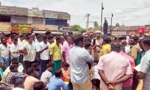 பட்டுக்கோட்டையில் போலீஸ் தாக்கியதில் கூலிதொழிலாளி பலி: உறவினர்கள் சாலை மறியல்