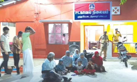 முத்துப்பேட்டை போலீஸ் நிலையம் முன்பு ஆர்ப்பாட்டத்தில் ஈடுப்பட்டனர்.