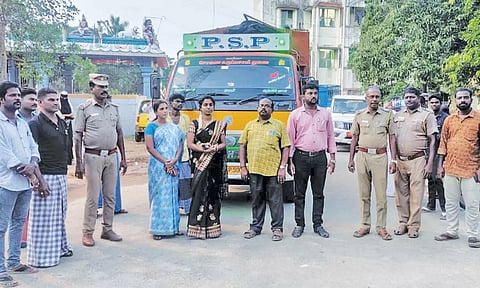 சீர்காழியில் பிடிக்கப்பட்ட பன்றிகள் வாகனத்தில் உள்ளதை  நகர்மன்ற தலைவர் துர்கா ராஜசேகரன் பார்வையிட்டார்.