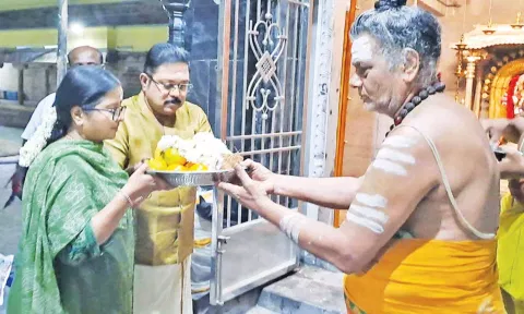 சட்டைநாதர்சுவாமி கோயிலில்  டி.டி.வி.தினகரன் குடும்பத்துடன் சாமி தரிசனம் செய்தார்.