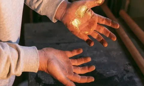 வேலைக்கு தாமதமானதால் சிறுவனை விளாசிய முதலாளி: பல்காரில் பயங்கரம்