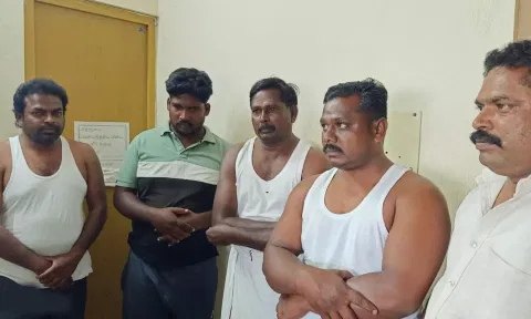 கைது செய்யப்பட்டவர்களை படத்தில் காணலாம்.